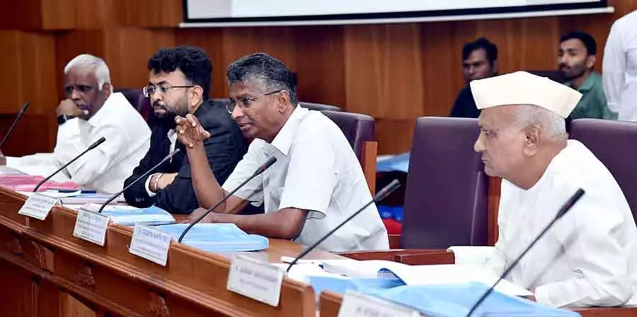 इस्तेमाल न हो पाने वाले फंड: अधिकारियों पर आरोप इस्तेमाल न हो पाने वाले फंड: अधिकारियों पर आरोप