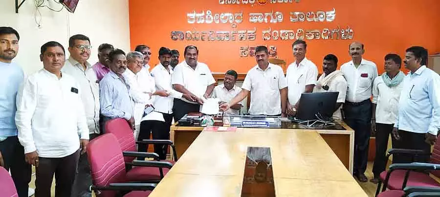 Savadatti : सरकारी PU कॉलेज के प्रिंसिपल को सस्पेंड करने की मांग Savadatti : सरकारी PU कॉलेज के प्रिंसिपल को सस्पेंड करने की मांग