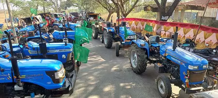 Haveri : मक्के के समर्थन मूल्य की मांग को लेकर ट्रैक्टर जुलूस Haveri : मक्के के समर्थन मूल्य की मांग को लेकर ट्रैक्टर जुलूस