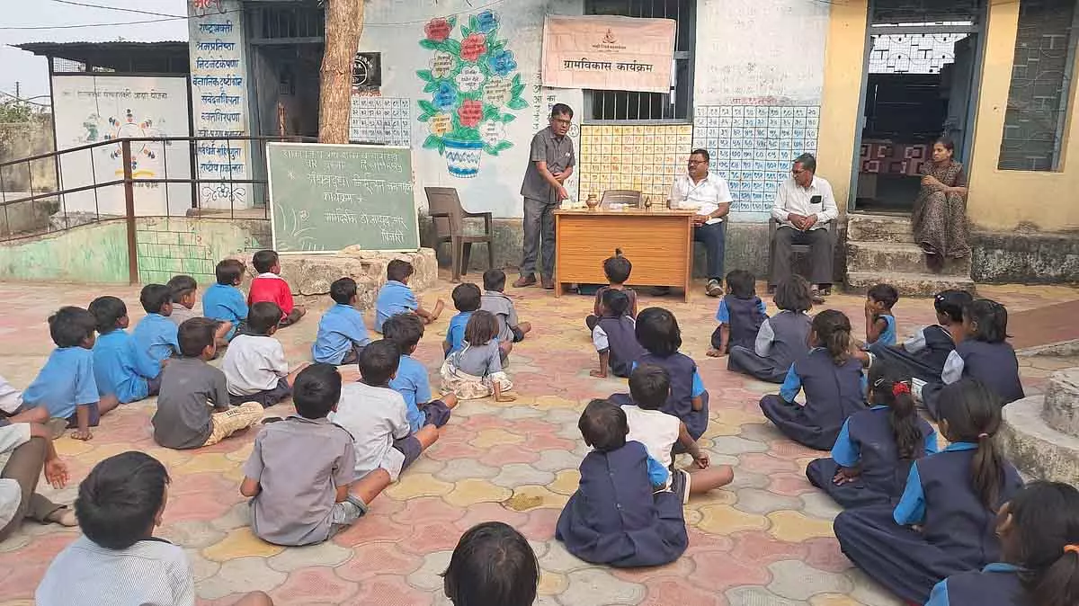 Jalgaon : गांधी रिसर्च फाउंडेशन ने स्टूडेंट्स के लिए अंधविश्वास विरोधी अभियान चलाया Jalgaon : गांधी रिसर्च फाउंडेशन ने स्टूडेंट्स के लिए अंधविश्वास विरोधी अभियान चलाया