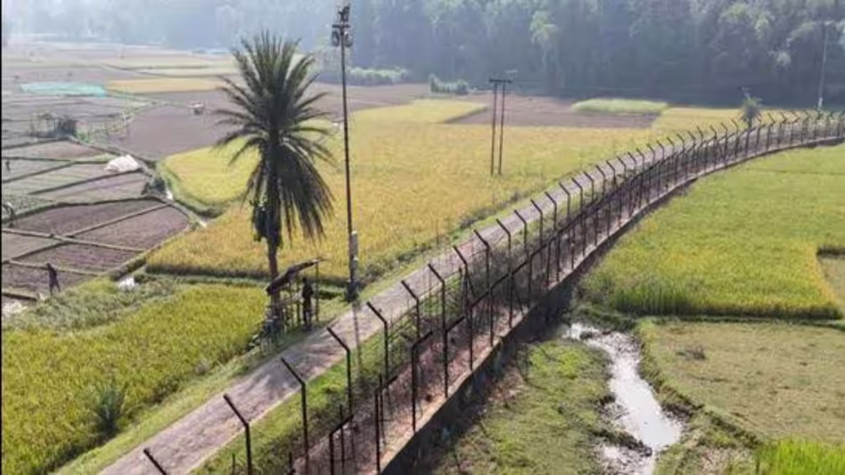 Tripura में भारत-बांग्लादेश बॉर्डर पर नई कांटेदार तार की फेंसिंग पर विचार हो रहा है Tripura में भारत-बांग्लादेश बॉर्डर पर नई कांटेदार तार की फेंसिंग पर विचार हो रहा है