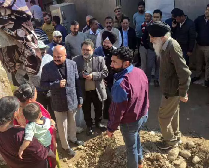 JAMMU: युद्धवीर सेठी ने राजीव कॉलोनी में नागरिक समस्याओं का निरीक्षण किया JAMMU: युद्धवीर सेठी ने राजीव कॉलोनी में नागरिक समस्याओं का निरीक्षण किया