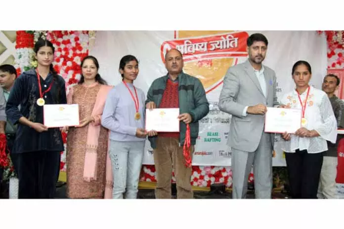 DSEJ ने रियासी जिले के स्कूलों के कामकाज का आकलन किया DSEJ ने रियासी जिले के स्कूलों के कामकाज का आकलन किया