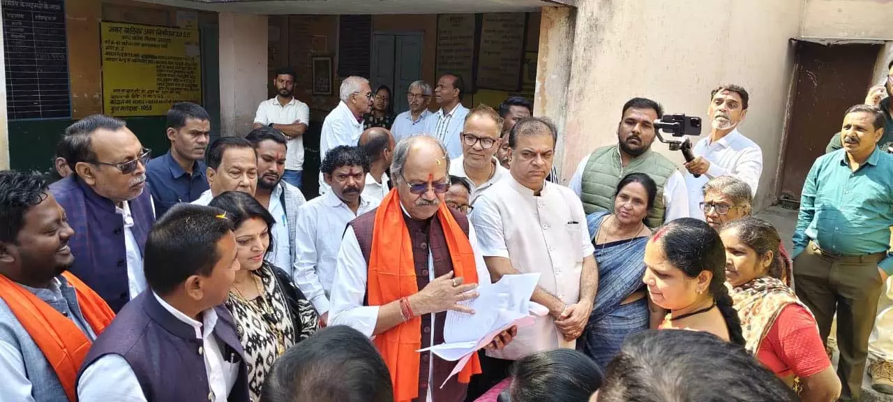 SIR मतदाता पुनर्निरक्षण सूची की जानकारी लेने सांसद बृजमोहन अग्रवाल पहुंचे बूथ पर SIR मतदाता पुनर्निरक्षण सूची की जानकारी लेने सांसद बृजमोहन अग्रवाल पहुंचे बूथ पर