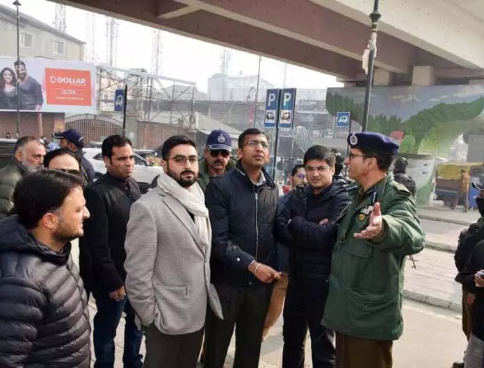 मंडलायुक्त ने Srinagar city के लिए यातायात जाम कम करने की योजना की समीक्षा की मंडलायुक्त ने Srinagar city के लिए यातायात जाम कम करने की योजना की समीक्षा की