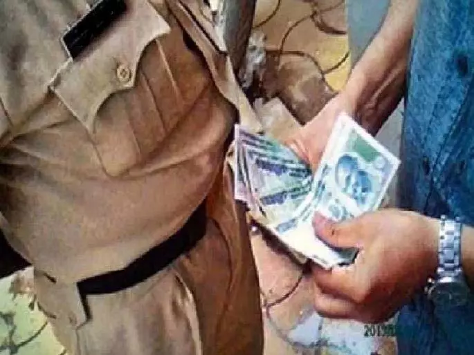 Traffic Warden और महिला पुलिस अधिकारी रिश्वत के आरोप में गिरफ्तार Traffic Warden और महिला पुलिस अधिकारी रिश्वत के आरोप में गिरफ्तार