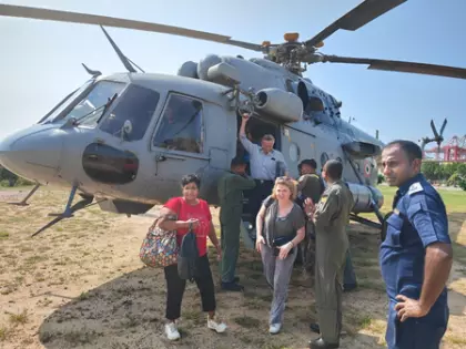 श्रीलंका में फंसे यात्रियों के लिए IAF का हाइब्रिड बचाव अभियान श्रीलंका में फंसे यात्रियों के लिए IAF का हाइब्रिड बचाव अभियान