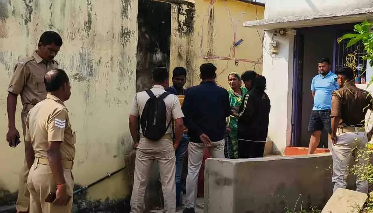 Ganjam: पारिवारिक और पैसों के विवाद के कारण अंतिम संस्कार 20 घंटे तक रुका Ganjam: पारिवारिक और पैसों के विवाद के कारण अंतिम संस्कार 20 घंटे तक रुका