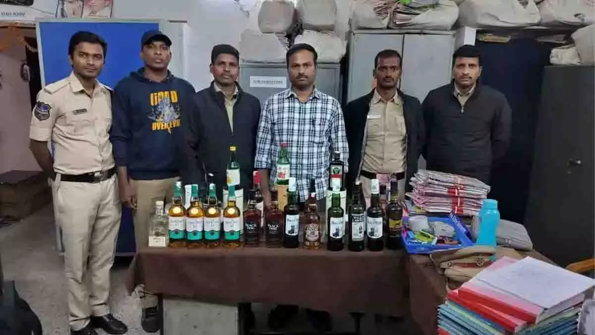 Telangana एक्साइज डिपार्टमेंट ने शमशाबाद में 40 शराब की बोतलें ज़ब्त कीं Telangana एक्साइज डिपार्टमेंट ने शमशाबाद में 40 शराब की बोतलें ज़ब्त कीं