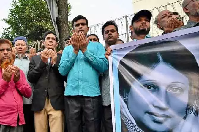 Bangladesh की पूर्व पीएम खालिदा ज़िया की हालत गंभीर, बेटे ने वापसी पर जताई अनिश्चितता Bangladesh की पूर्व पीएम खालिदा ज़िया की हालत गंभीर, बेटे ने वापसी पर जताई अनिश्चितता