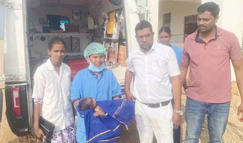 काँटों वाली झाड़ियों में नवजात बच्ची मिली, Ambulance स्टाफ ने उसे बचाया काँटों वाली झाड़ियों में नवजात बच्ची मिली, Ambulance स्टाफ ने उसे बचाया