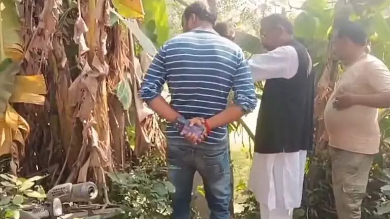 Trinamool panchayat सदस्य का शव तालाब से बरामद, हंगामा Trinamool panchayat सदस्य का शव तालाब से बरामद, हंगामा