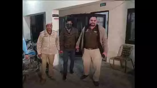 Mohali: 19 मामलों का सामना कर रहा सीरियल स्नैचर फिर पुलिस के शिकंजे में Mohali: 19 मामलों का सामना कर रहा सीरियल स्नैचर फिर पुलिस के शिकंजे में