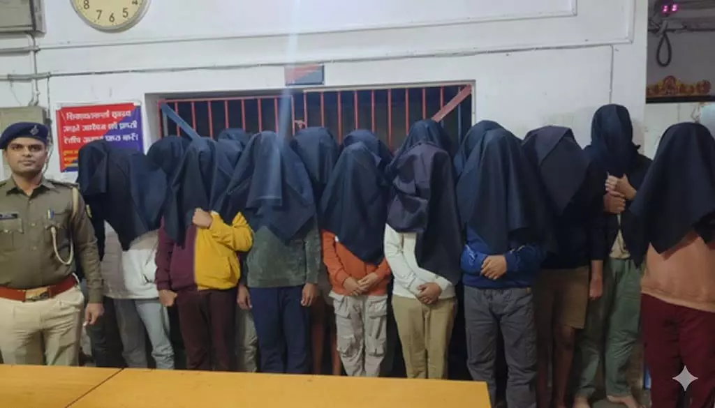 बक्सर में साइबर फ्रॉड गिरोह का भंडाफोड़, 18 अपराधी गिरफ्तार बक्सर में साइबर फ्रॉड गिरोह का भंडाफोड़, 18 अपराधी गिरफ्तार