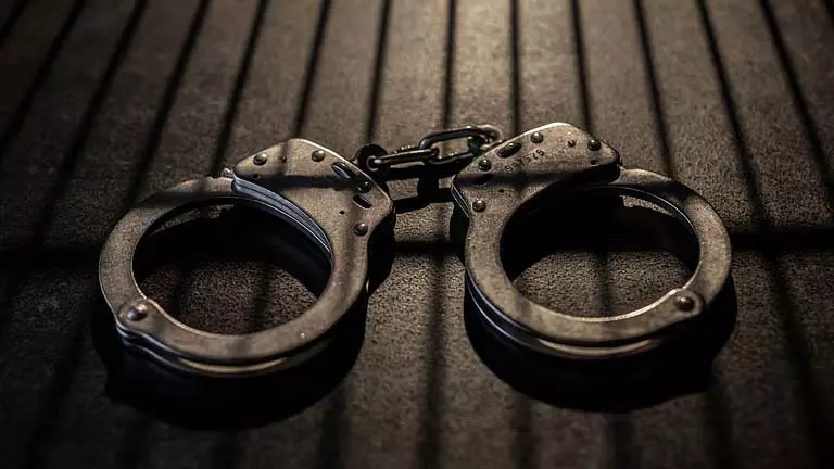 DM के नाम पर फर्जी NGO चलाकर महिलाओं की तस्करी करने वाले 5 लोग गिरफ्तार DM के नाम पर फर्जी NGO चलाकर महिलाओं की तस्करी करने वाले 5 लोग गिरफ्तार