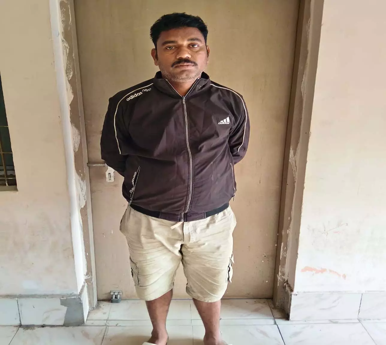 पचपेड़ी पुलिस ने 15 लीटर महुआ शराब के साथ व्यक्ति को गिरफ्तार पचपेड़ी पुलिस ने 15 लीटर महुआ शराब के साथ व्यक्ति को गिरफ्तार
