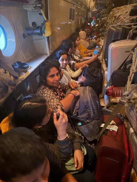 चक्रवात दितवाह: श्रीलंका में फंसे भारतीयों के लिए अतिरिक्त हेल्पलाइन सेवा शुरू चक्रवात दितवाह: श्रीलंका में फंसे भारतीयों के लिए अतिरिक्त हेल्पलाइन सेवा शुरू