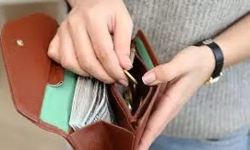 Astro Tips: पर्स में कभी न रखें ये 4 चीजें, साथ छोड़ देती हैं मां लक्ष्मी Astro Tips: पर्स में कभी न रखें ये 4 चीजें, साथ छोड़ देती हैं मां लक्ष्मी