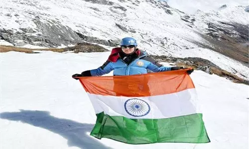 Mandi: वल्लभ कालेज की कैडेट डुमेश ने माऊंट बीसी रॉय पर फहराया तिरंगा