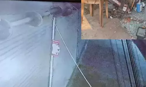 कार जा घुसी दुकान में, व्यापारी को ढाई लाख का नुकसान कार जा घुसी दुकान में, व्यापारी को ढाई लाख का नुकसान