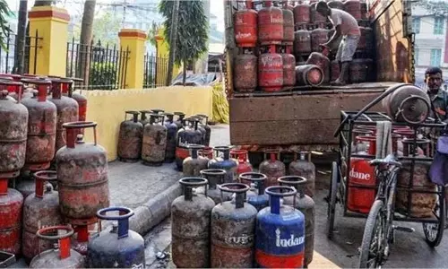 LPG price: सुबह की बड़ी खबर—LPG सिलेंडर के दाम घटे, देखें नई कीमत LPG price: सुबह की बड़ी खबर—LPG सिलेंडर के दाम घटे, देखें नई कीमत