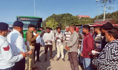 ट्रैफिक पुलिस ने Panipat टोल प्लाजा पर सड़क सुरक्षा अभियान चलाया