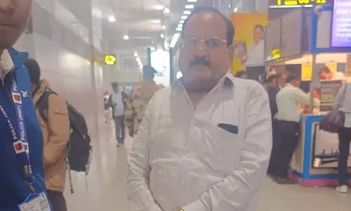 Varanasi: थाईलैंड भागने का प्रयास नाकाम, कोडीन सिरप केस में पिता गिरफ्तार Varanasi: थाईलैंड भागने का प्रयास नाकाम, कोडीन सिरप केस में पिता गिरफ्तार