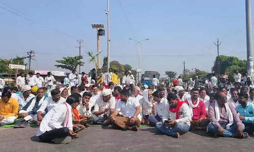 Parbhani : पोखरणी पाटी में किसानों ने सड़क जाम की, 3,000 रुपये प्रति टन एमएसपी का आश्वासन मिला