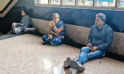 मरीज़ बदबू में सांस ले रहे हैं, परिवार फ़र्श पर; City PC सेठी हॉस्पिटल की दर्दनाक सच्चाई