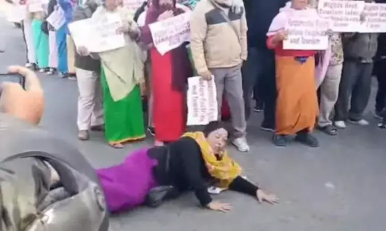 Manipur में IDP का हंगामा, इंफाल की सड़कों पर लेटकर जताया विरोध Manipur में IDP का हंगामा, इंफाल की सड़कों पर लेटकर जताया विरोध