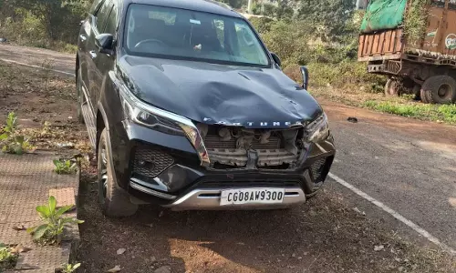 अमलेश्वर रोड में फॉर्च्यूनर कार ने साईकिल सवार बच्चों को रौंदा, एक की मौत अमलेश्वर रोड में फॉर्च्यूनर कार ने साईकिल सवार बच्चों को रौंदा, एक की मौत