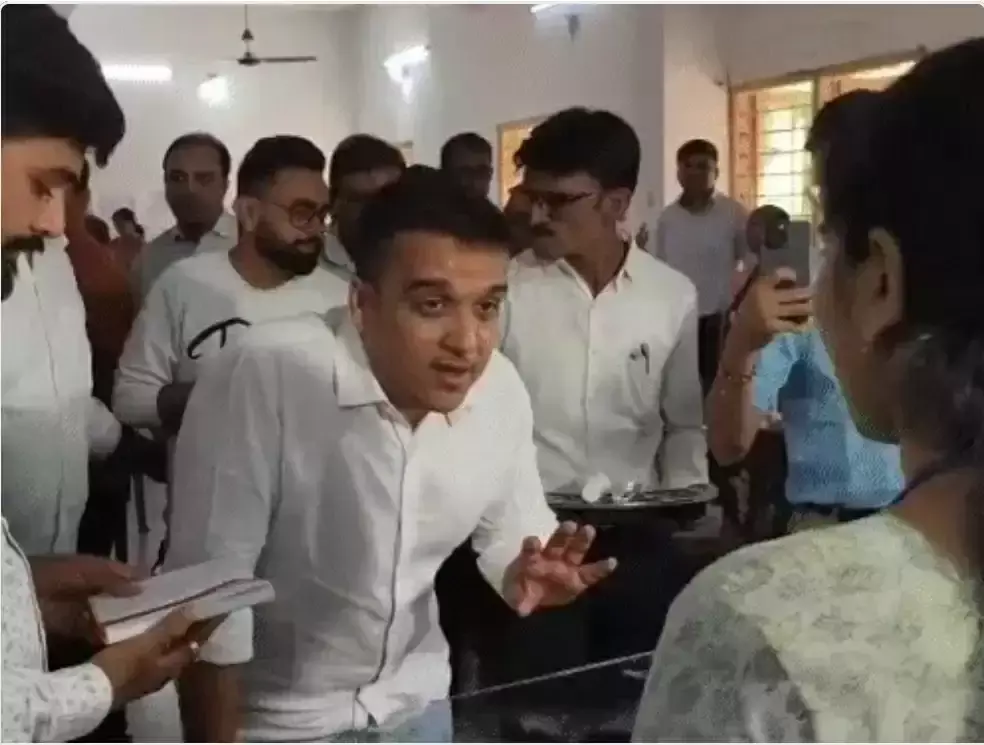 Ahmedab: उप मुख्यमंत्री हर्ष संघवी ने SIR पर दी कड़ी प्रतिक्रिया Ahmedab: उप मुख्यमंत्री हर्ष संघवी ने SIR पर दी कड़ी प्रतिक्रिया