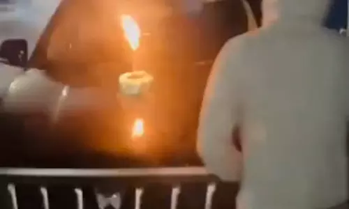 अधिकारी ने सड़क में आतिशबाजी कर मनाया बर्थडे, FIR दर्ज अधिकारी ने सड़क में आतिशबाजी कर मनाया बर्थडे, FIR दर्ज