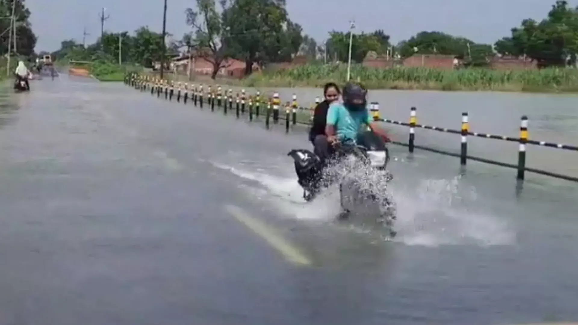Farrukhabad: अंबेडकर पार्क में जलभराव जारी, स्थानीय लोगों ने जताई नाराजगी