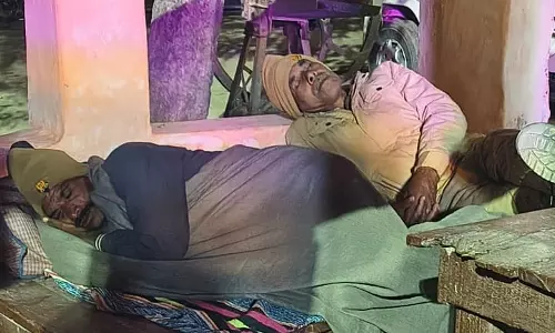 Farrukhabad: अमृतपुर पुलिस पर उठे सवाल, ड्यूटी पर लगे सुरक्षाकर्मी सोते मिले