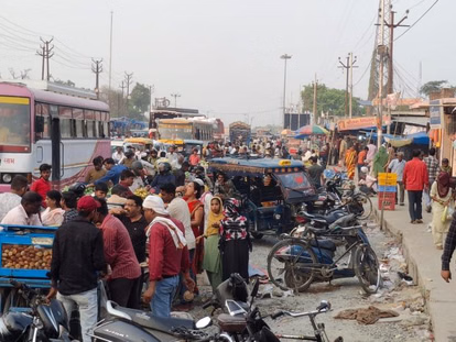 Bareilly: बाजार में अतिक्रमण की वजह से लंबा जाम, लोगों को दिक्कत Bareilly: बाजार में अतिक्रमण की वजह से लंबा जाम, लोगों को दिक्कत