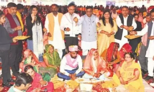 Bareilly: शहनाई के साथ हुई बेटियों की रस्मी मेहंदी Bareilly: शहनाई के साथ हुई बेटियों की रस्मी मेहंदी