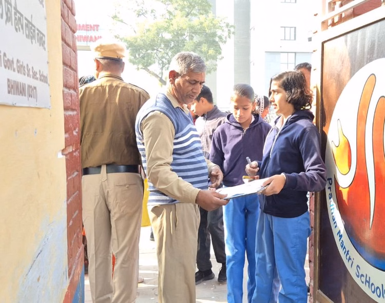 Bhiwani: NMMS परीक्षा में आठ केंद्रों पर शामिल हुए 1965 विद्यार्थी
