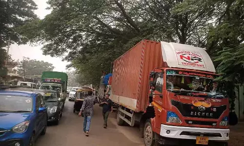 Doddaballapura: बुनकरों ने रैपियर लूम साड़ियों को ले जा रहे वाहनों को रोका