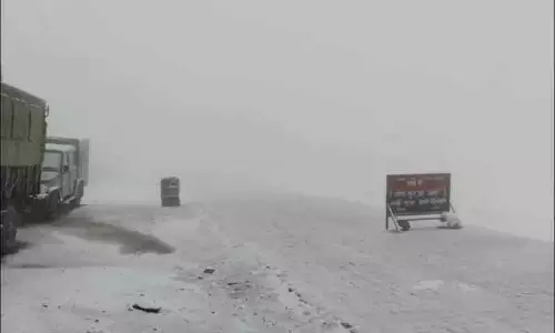 Zojila में ताज़ा बर्फबारी, Kashmir घाटी में तापमान जमा देने वाला