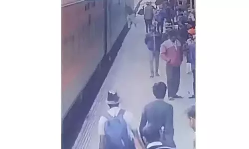 Odisha : झारसुगुड़ा रेलवे स्टेशन पर चलती ट्रेन में चढ़ते समय फिसलने से टीचर की मौत