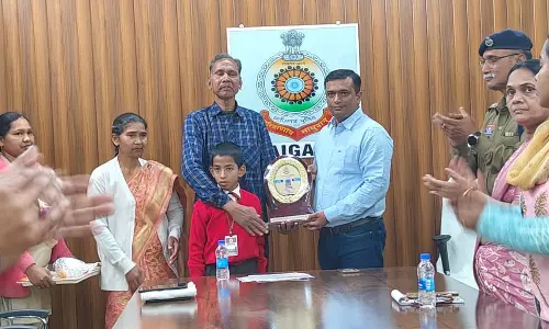 पुलिस अधीक्षक ने सेवानिवृत्त प्रधान आरक्षक को किया सम्मानित