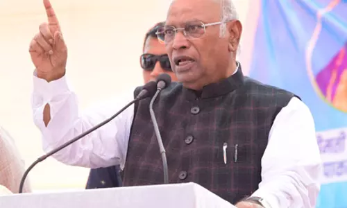 शीतकालीन सत्र के पहले दिन कांग्रेस ने पीएम मोदी पर साधा निशाना, कहा-असली मुद्दों पर ध्यान दें