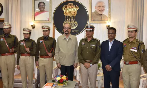 ट्रेनी IPS अफसरों ने की राज्यपाल डेका से मुलाकात
