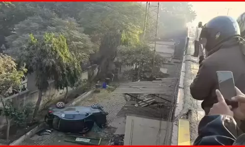 हे भगवान! तेज रफ्तार कार फ्लाईओवर की रेलिंग तोड़कर करीब 50 फीट नीचे जा गिरी, फिर...
