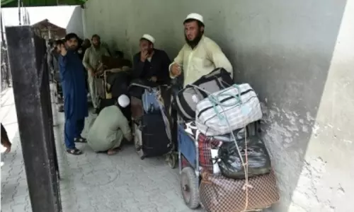 एक दिन में 4000 से अधिक अफ़गान शरणार्थियों को लौटाया गया एक दिन में 4000 से अधिक अफ़गान शरणार्थियों को लौटाया गया