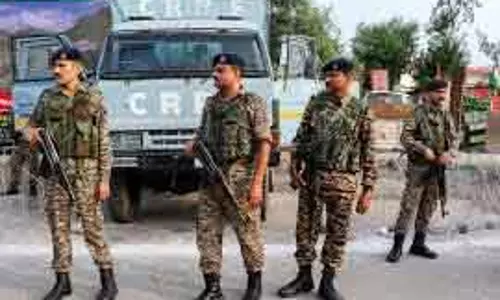 जम्मू-कश्मीर के Pulwama में CRPF के दो जवान झुलस गए