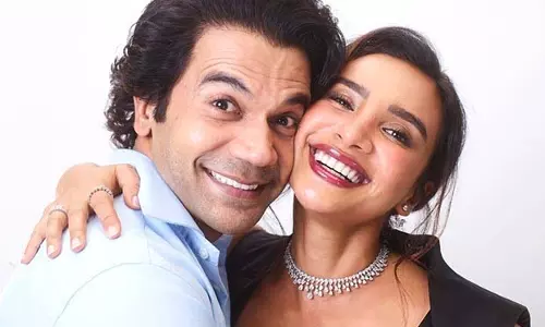 Rajkummar Rao ने पत्रलेखा के साथ बेटी के जन्म पर पैपराजी को मिठाई बांटी Rajkummar Rao ने पत्रलेखा के साथ बेटी के जन्म पर पैपराजी को मिठाई बांटी