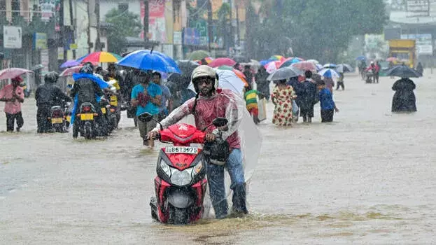 Sri Lanka में फंसे साइक्लोन दितवाह से बचे लोगों को तिरुवनंतपुरम लाया गया Sri Lanka में फंसे साइक्लोन दितवाह से बचे लोगों को तिरुवनंतपुरम लाया गया