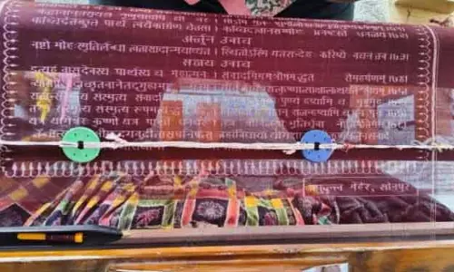 Sonepur के बुनकर ने 14.5 मीटर लंबी इकत दीवार पर टांगने वाली चीज़ बनाई Sonepur के बुनकर ने 14.5 मीटर लंबी इकत दीवार पर टांगने वाली चीज़ बनाई